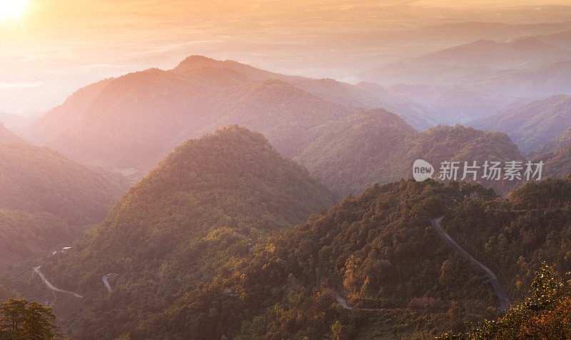 全景自然景观，风景优美的日出和薄雾在泰国北部的山景Doi Inthanon